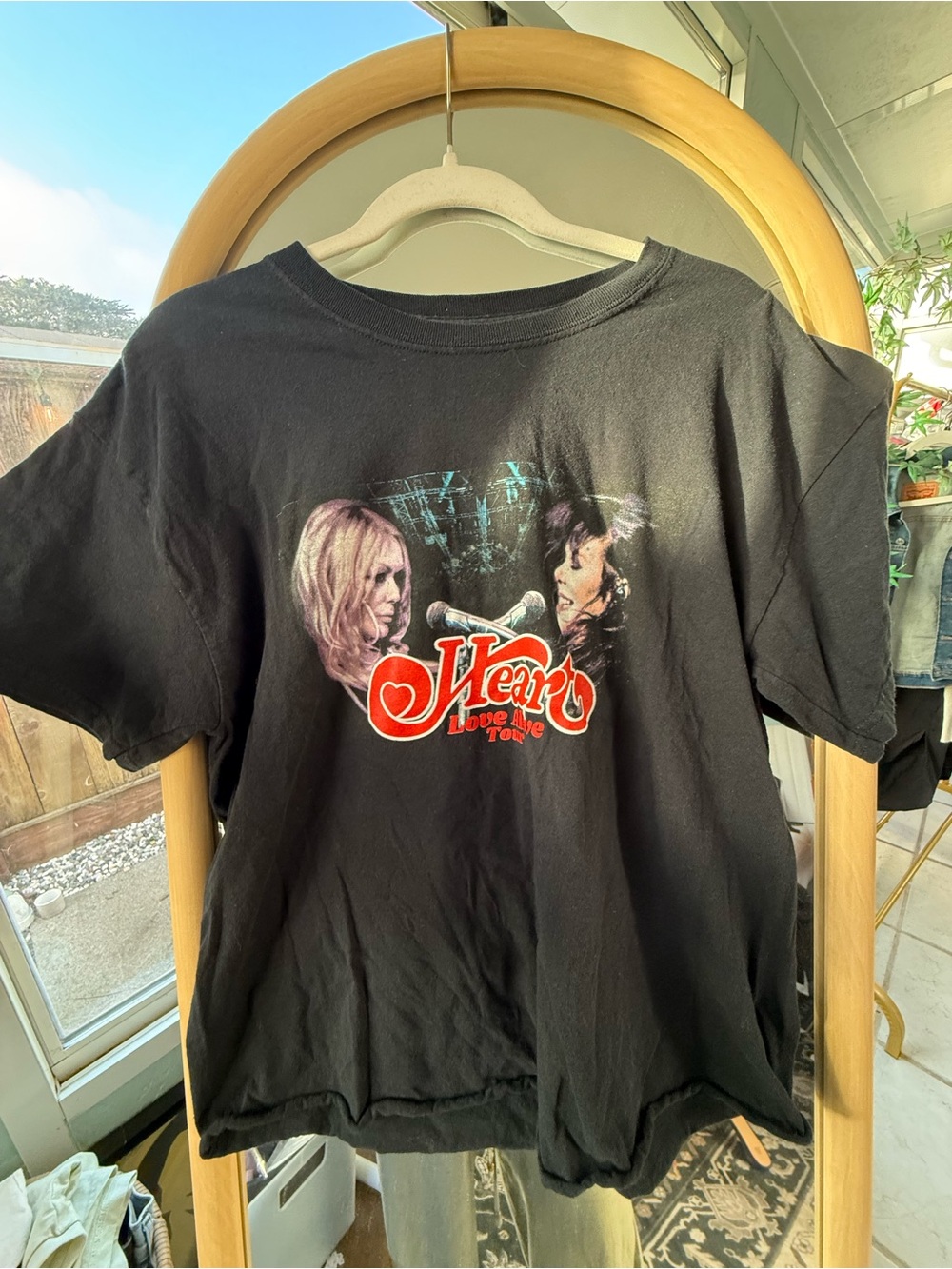Official HEART 2019 Love Alive Tour Graphic Tee Classic Rock Band Shirt - Picture 1 of 3